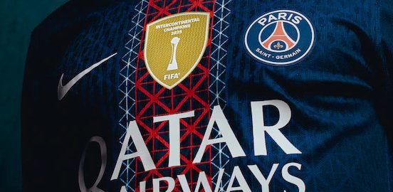 PSG thuisshirt met rode middenbaan en donkerblauwe basis in klassiek Hechter-design