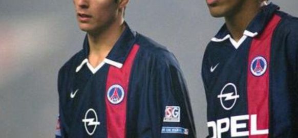 Klassiek PSG thuisshirt uit de jaren 90 met Opel sponsor en rode middenbaan, gedragen door PSG spelers in een retro ontwerp.