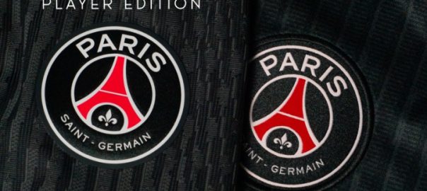 Vergelijking PSG authentic vs replica badge: player edition vs fan edition verschil in afwerking en textuur
