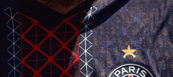 Detail van het PSG Champions League-shirt 2025 met clublogo en wedstrijdopdruk tegen Atlético Madrid