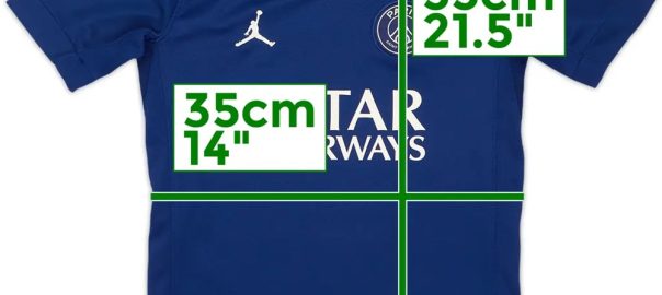 Blauw PSG Jordan shirt met meetlijnen die de afmetingen (35cm breed, 55cm lang) tonen voor de juiste maat